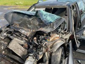 Машина дорожных служб врезалась в легковой автомобиль в Березовском районе
