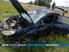 На трассе М-10 в Брестской области перевернулся автомобиль, в котором ехал трехлетний ребенок