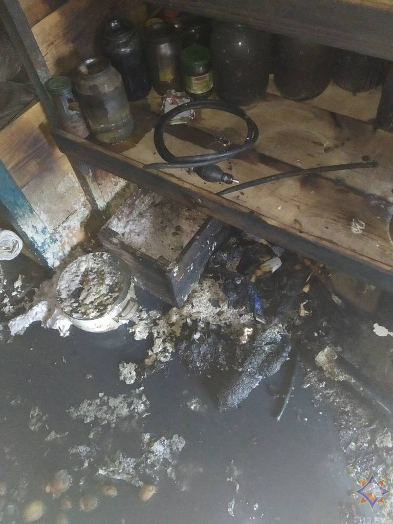 Внутри постройки после пожара. Фото МЧС