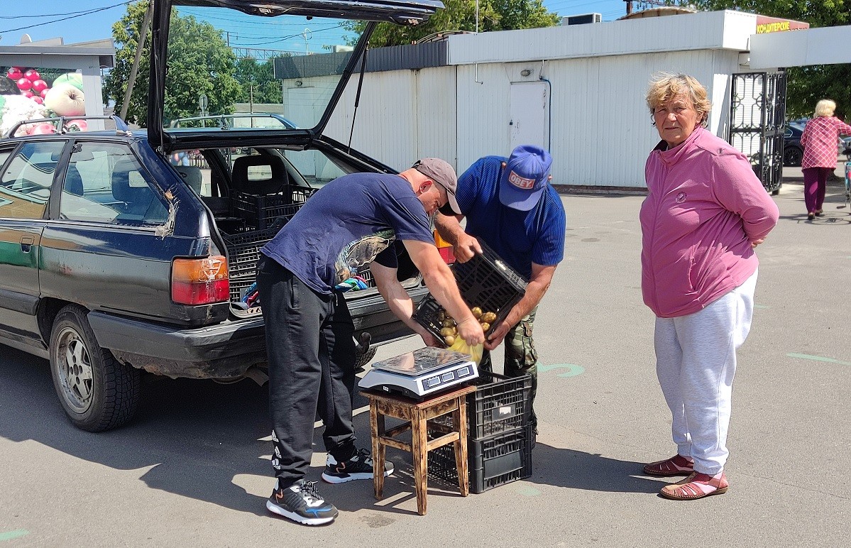 Картофель пока приходится покупать, хотя у некоторых есть в супе и из своего огорода