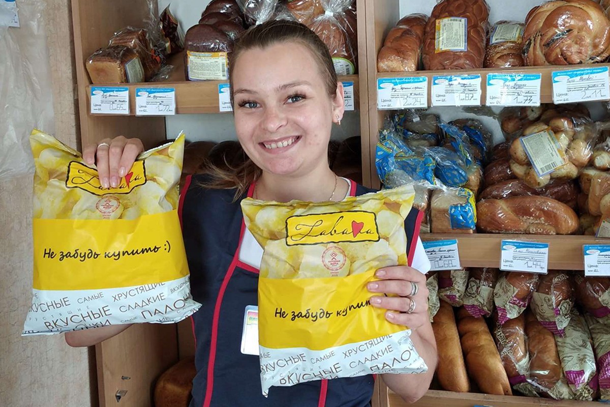 Продавец ларька Ганцевичского хлебозавода Надежда Рылко говорит, что продукция пользуется высоким спросом и нравится покупателям. При отъезде в Россию некоторые берут по 10 буханок хлеба.