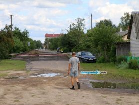 «Не пройти, не проехать»: улицу Садовую в Ганцевичах перекопали поперек