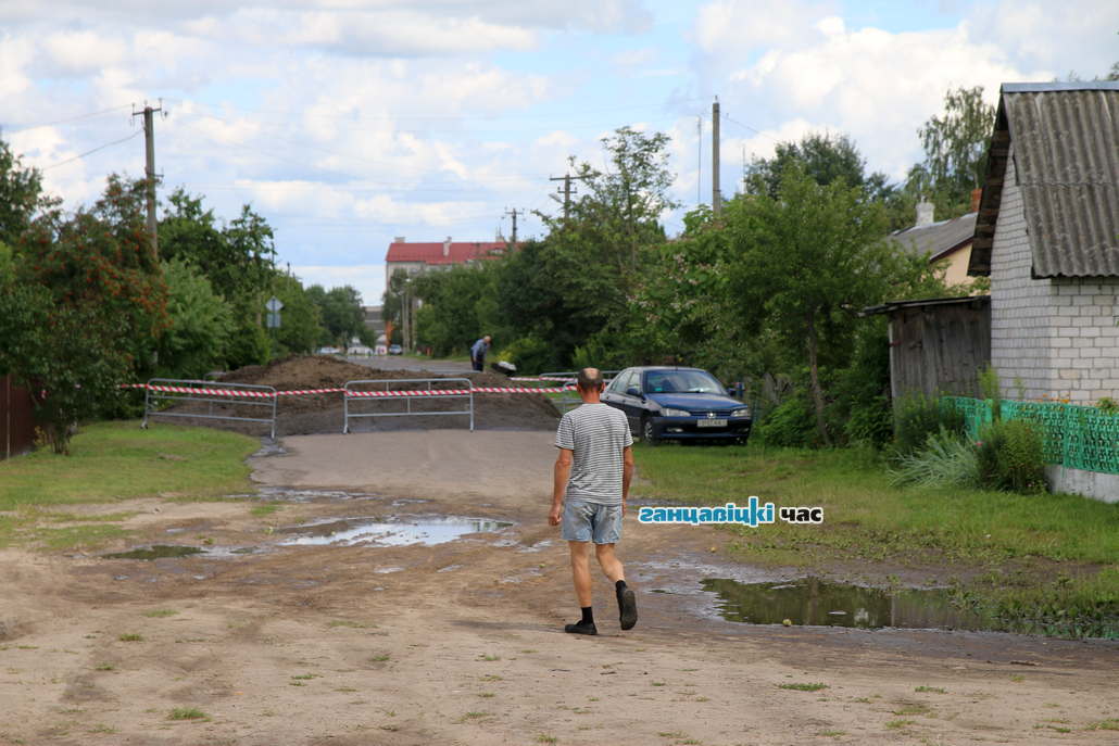 Улицу Садовую в Ганцевичах перекопали: пешеходы кое-как могу пройти этот участок, а вот автомобиль оказался 