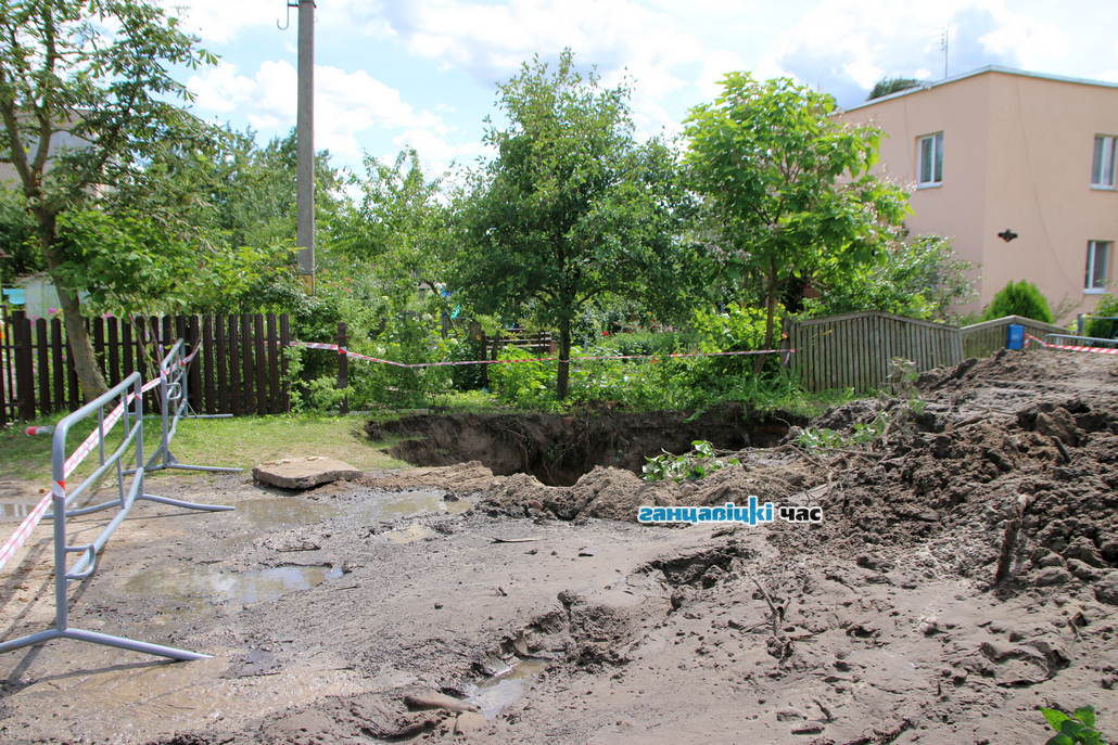 Техника Ганцевичского РЖКХ не позволяет производить дальнейшие ремонтные работы, поэтому на аварийном участке сегодня нет активности / 18 июля 2022 года / фото: Сергей Багров