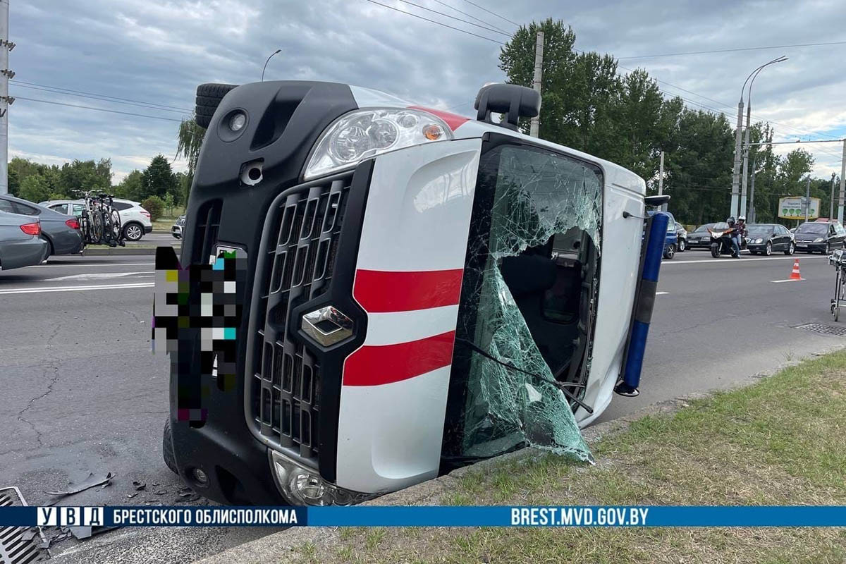Автомобиль скорой помощи попал в ДТП в Бресте.