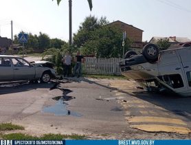 В ДТП двух «Мерседесов» в Столине больший оказался на крыше