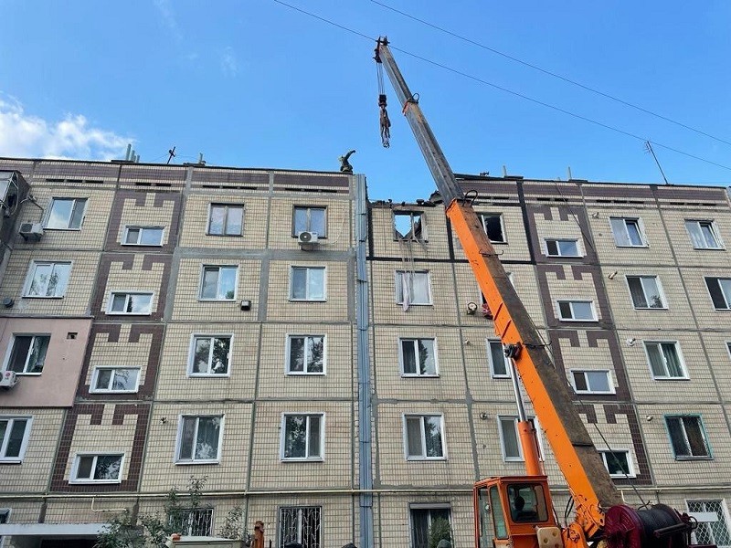 Спасатели разбирают завалы в Никополе 16 июля 2022