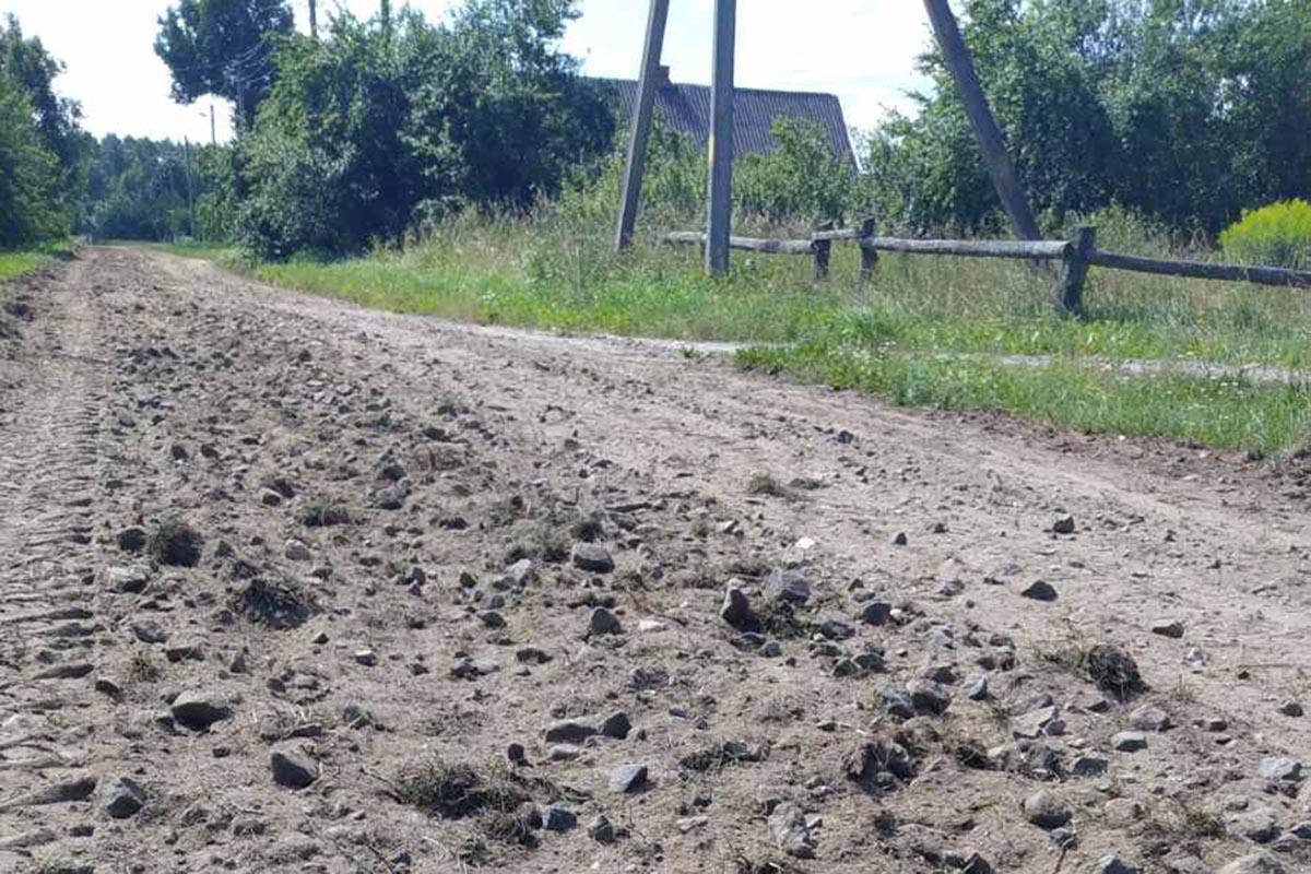Улица Луговая в Мальковичах после грейдирования усыпана камнями.