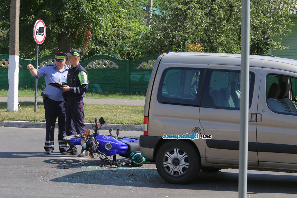 Инспекторы оГАИ Ганцевичского РОВД составляют схему аварии
