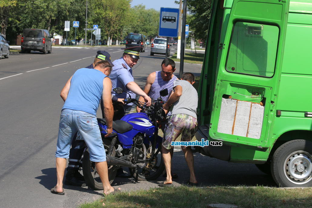 Когда инспектор ГАИ и водитель автомобиля оттягивали байк к обочине, двигатель мотоцикла даже стал подавать признаки жизни