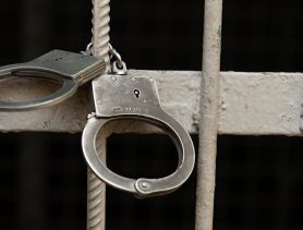Вынесли приговор мужчине, который укусил милиционера и угрожал убийством брату