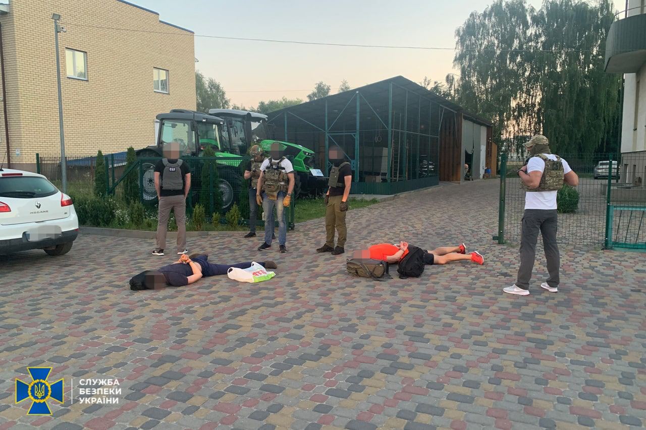 Задержанные за попытку покушения на министра обороны Украины. Фото СБУ