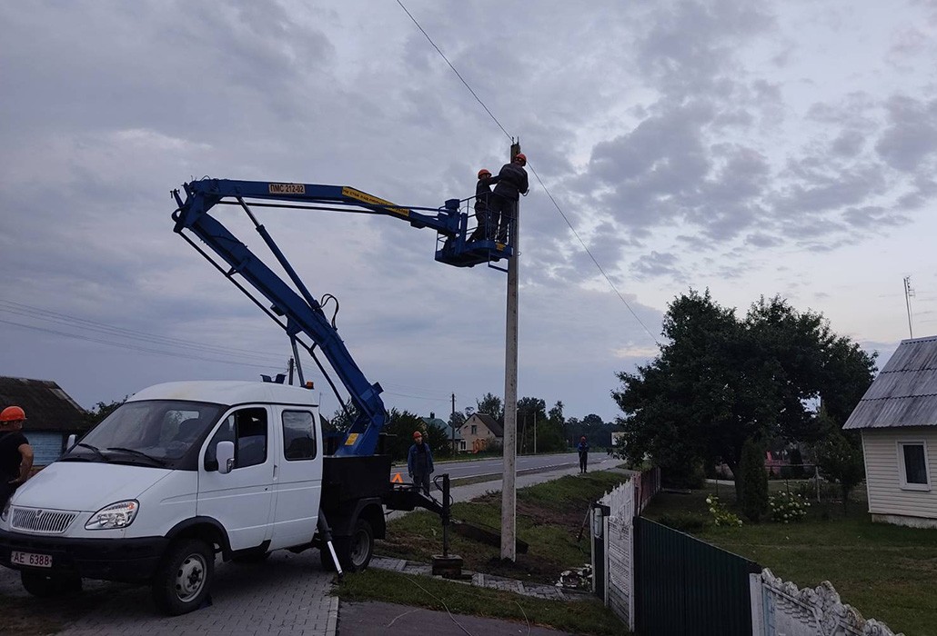В Ганцевичах во время грозы 13 августа свалило столбы.