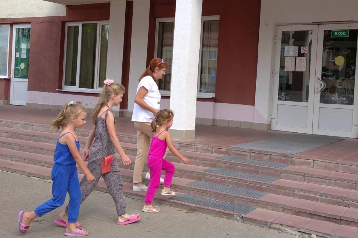 В августе дети с родителями приходят в поликлинику Ганцевичской райбольницы для прохождения медосмотра в школу.