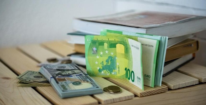 Доллар и евро снова крепчают: что с курсами валют в Беларуси?