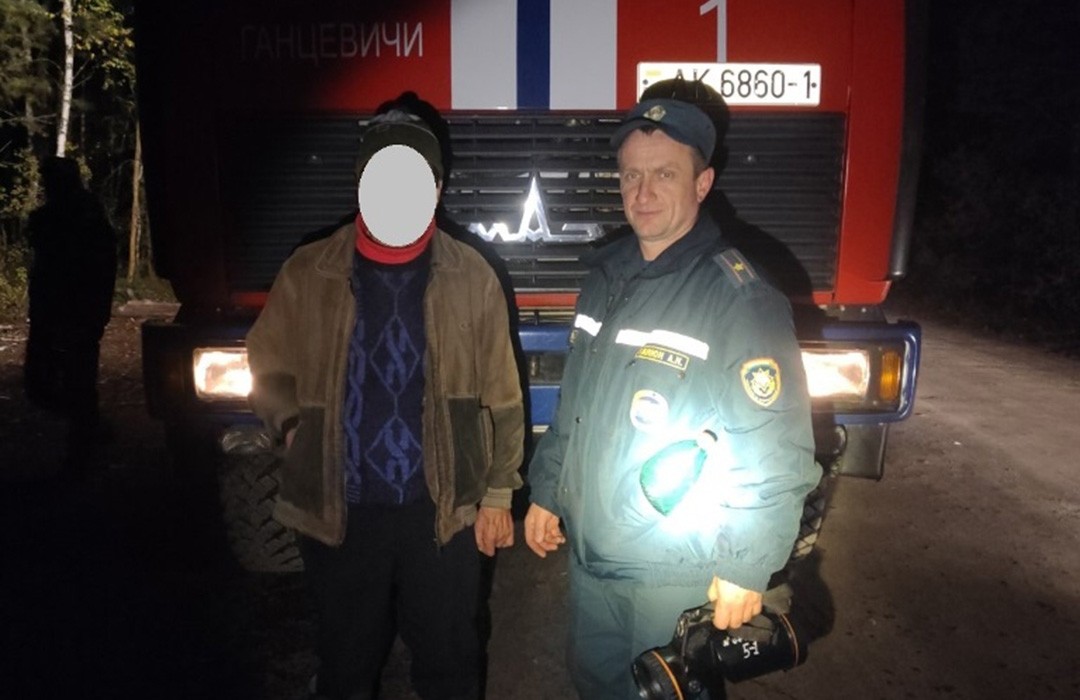 Заблудившемуся мужчине помог выйти Александр Санюк и ещё трое ганцевичских спасателей. Медицинская помощь ягоднику не понадобилась. 
