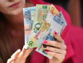 Чиновникам и бюджетникам в Беларуси поднимут зарплаты. Где возьмут деньги?