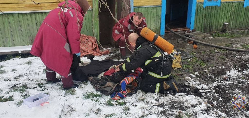 На пожаре в Пинском районе погиб хозяин дома, а его знакомая попала в реанимацию