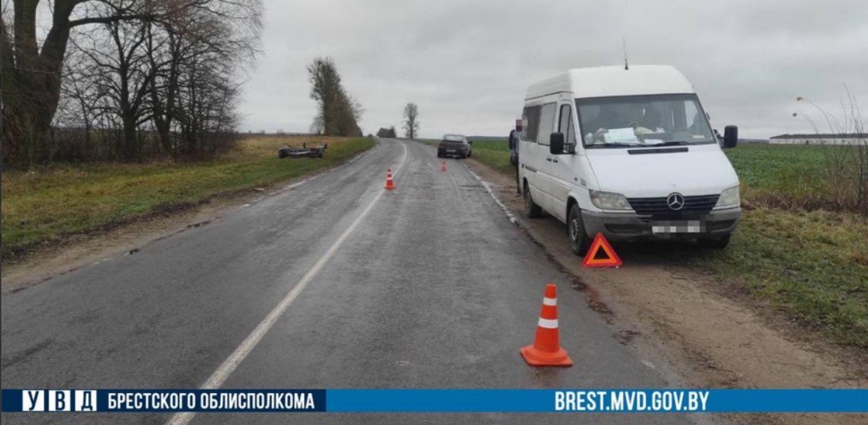 Мужчина вышел на дорогу из-за припаркованного буса и попал под машину