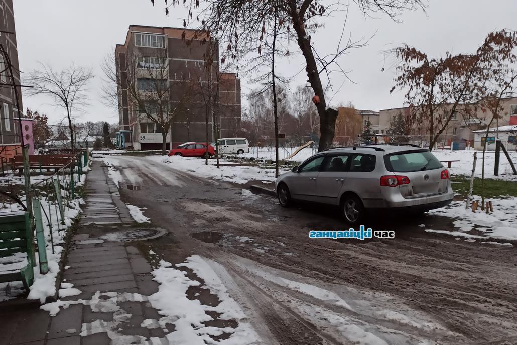 Дороги во дворах микрорайона в Ганцевичах давно нуждаются в ремонте