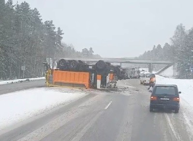 На фото очевидцев видно, что дорога в снегу
