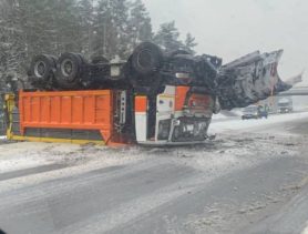 В снегопад в авариях досталось даже дорожной технике в Брестской области