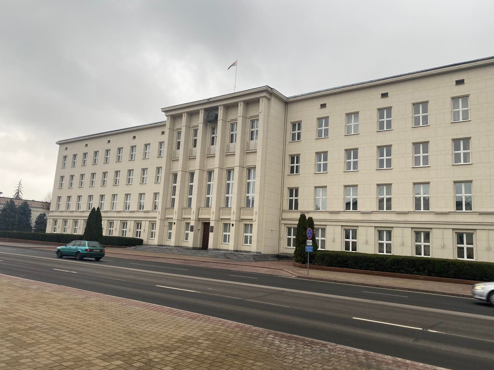 По вопросам приема молока и переработки сельхозпродукции можно звонить в Брестский облисполком.