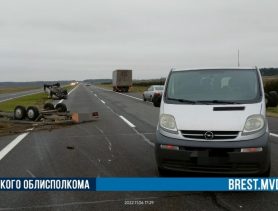 Машина упала с лафета на трассу М1 в Ивацевичском районе