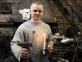В его сапог суют ноги туристы в Бресте: история берёзовского кузнеца
