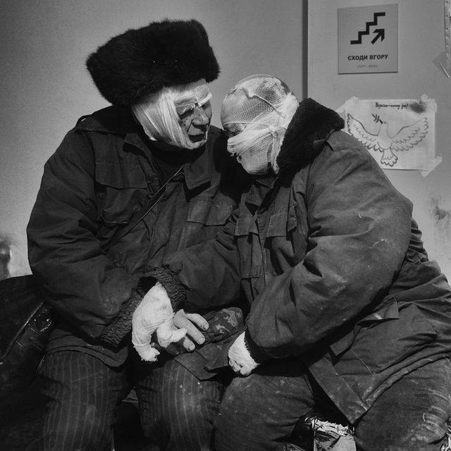 На этом фото пенсионеры в больнице после обстрела их дома в Бахмуте