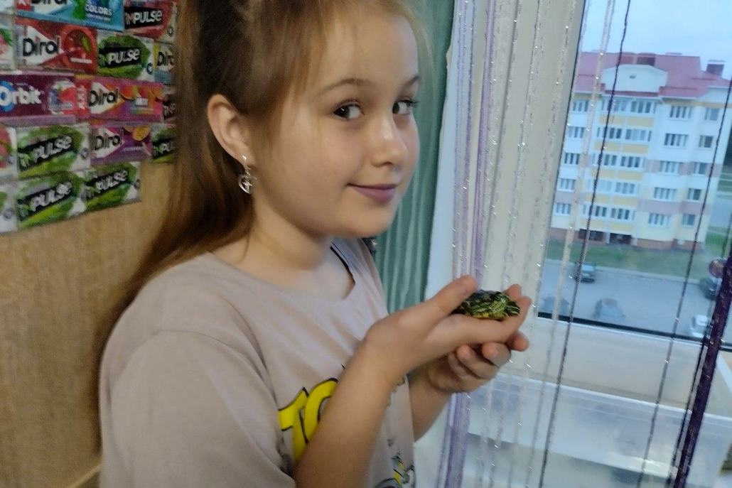 Участница конкурса Аня и её шустрый черепашонок Чичи