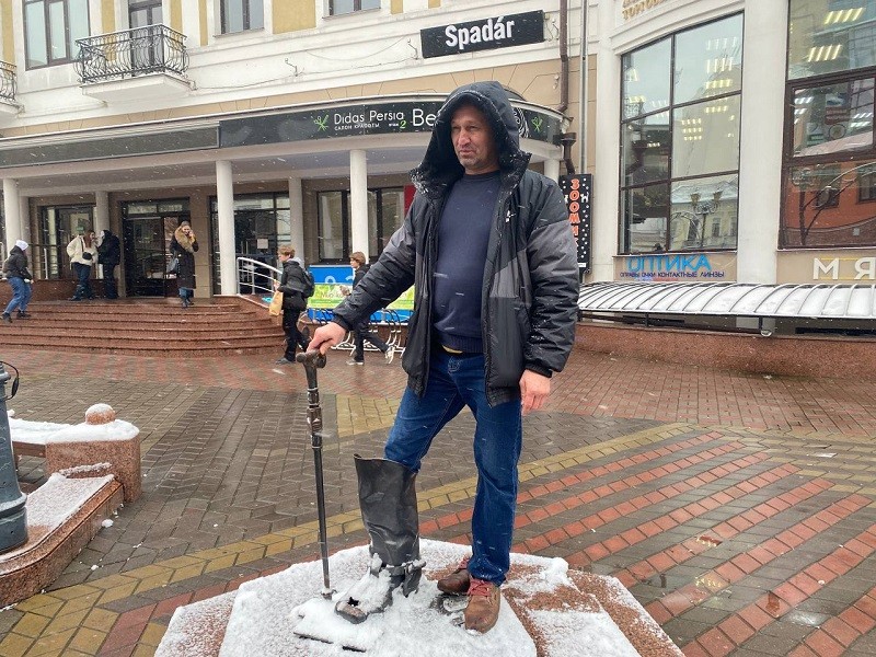 Скульптура "Счастливый сапог" настолько востребована туристами в Бресте, что в этом изделии из металла уже протерли дыры)