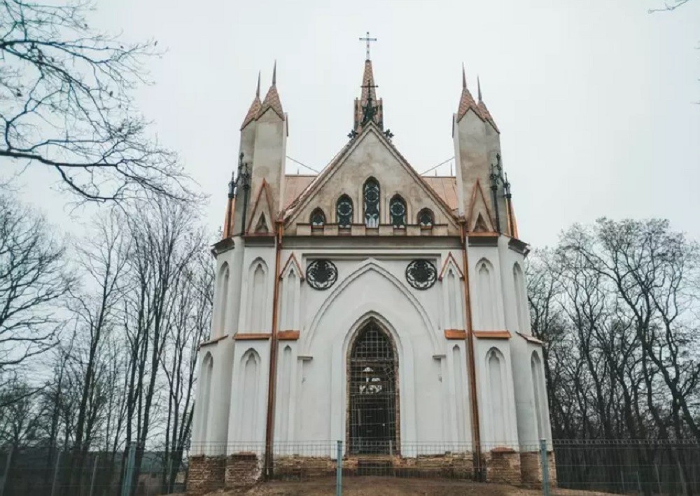 У капліцы-пахавальні роду Ажэшкі на Берасцейшчыне пачалі аднаўляць ляпніну