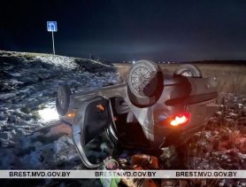 На трассе М1 в Березовском районе перевернулся автомобиль