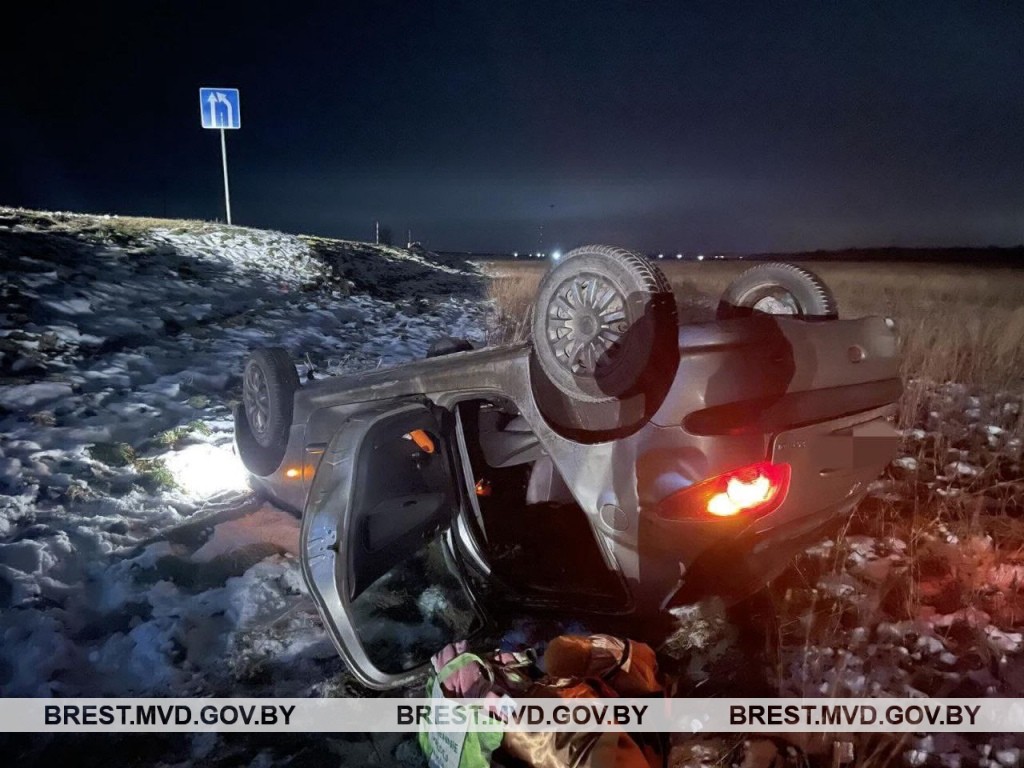 На трассе М1 в Березовском районе перевернулся автомобиль
