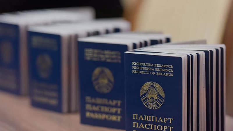 Уехавших за границу белорусов могут лишить гражданства.