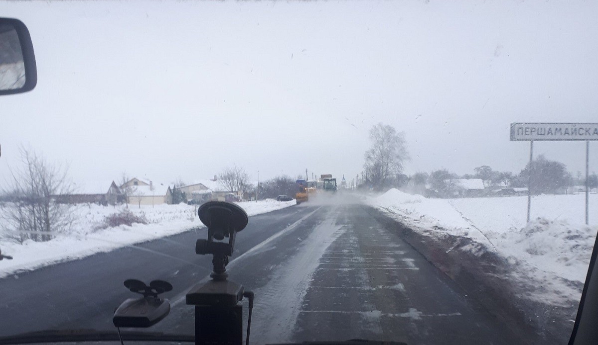 Асфальтируют дорогу в Первомайской Берёзовского района