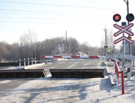 На железнодорожном переезде в Бресте ребенок попал под поезд
