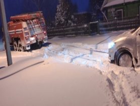 Спасатели вытащили из снежных заносов десятки автомобилей, автобусы и скорые