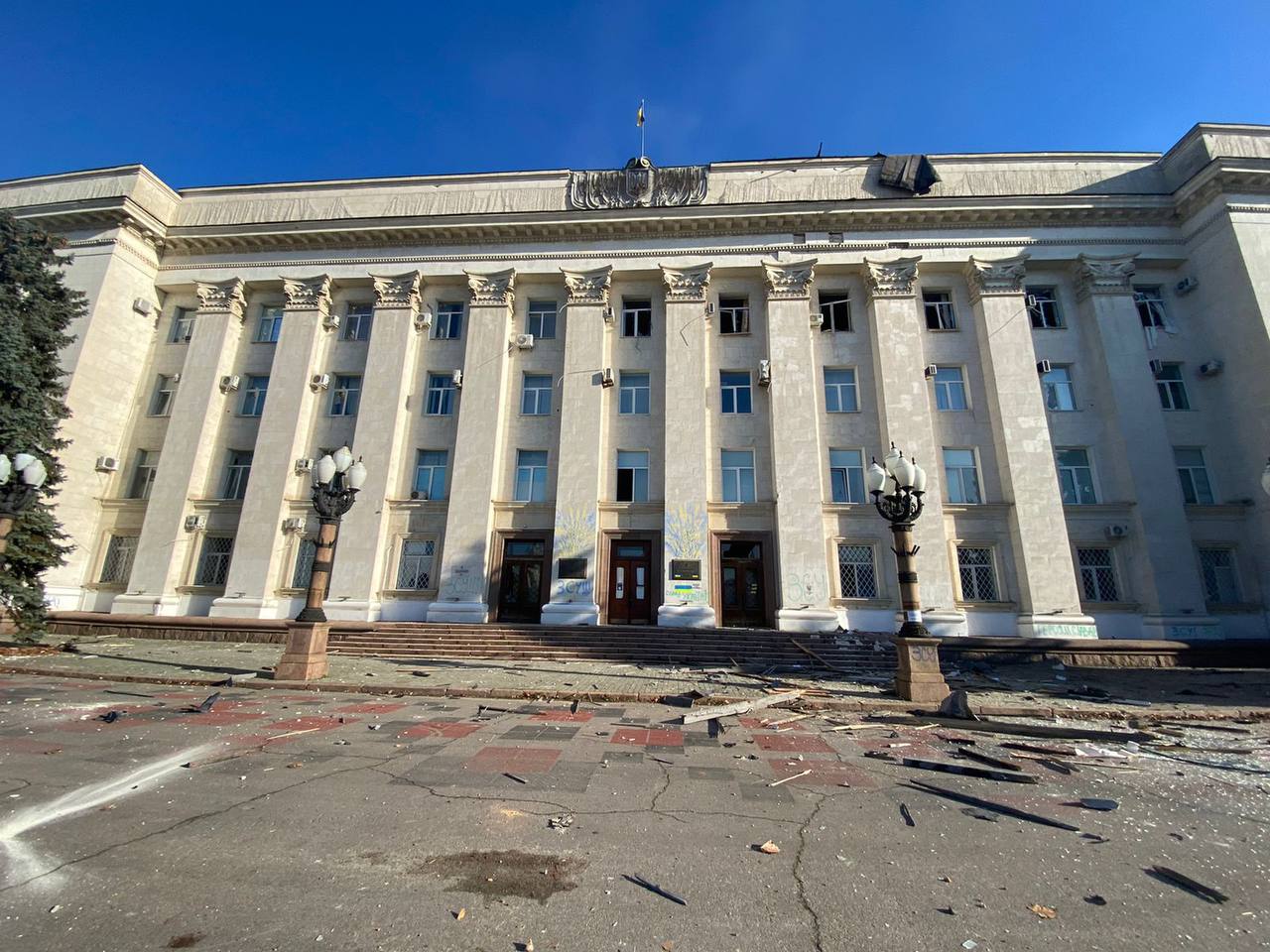 Здание областной администрации Херсона после атаки дроном