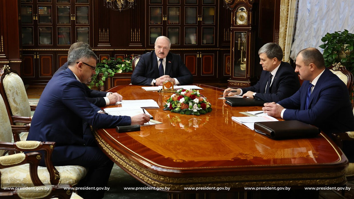 Александр Лукашенко принял с докладом спортивных чиновников, 15 декабря 2022
