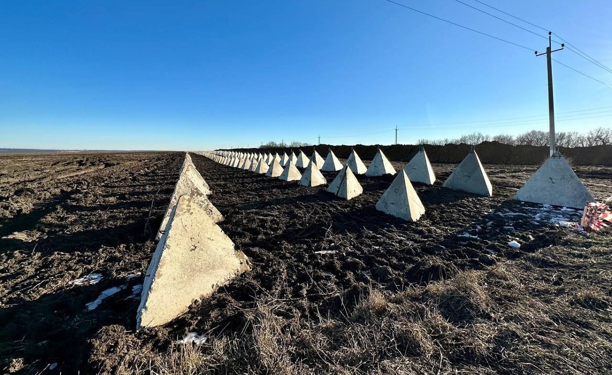 Возводят оборонительные сооружения в Белгородской области России на границе с Украиной