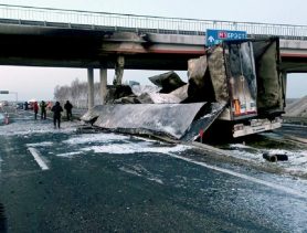 Дальнобойщик разбился насмерть возле Кобрина. На М1 объезд
