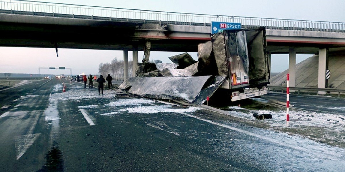 Фура повредила мост и сгорела