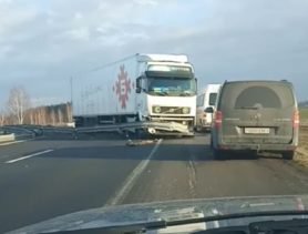 На М1 фура пробила ограждение и вылетела на встречку