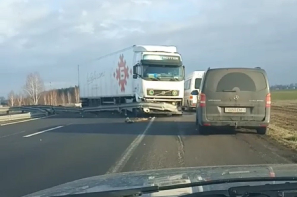 Фура выехала на встречную полосу