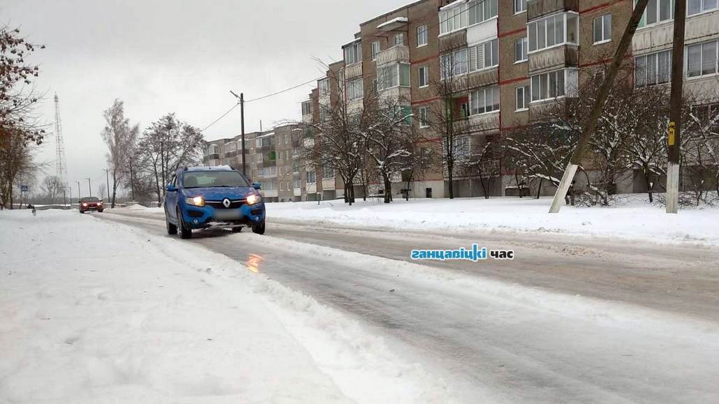 В микрорайоне г. Ганцевичи дороги почищены, но скользко, как на льду