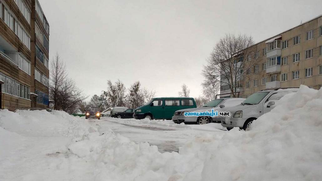 Слой снега достигает 30 сантиметров, а местами сугробы до полуметра