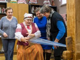 Культработники Ганцевичского района изучали уникальный немецкий станок, плетущий слуцкие пояса