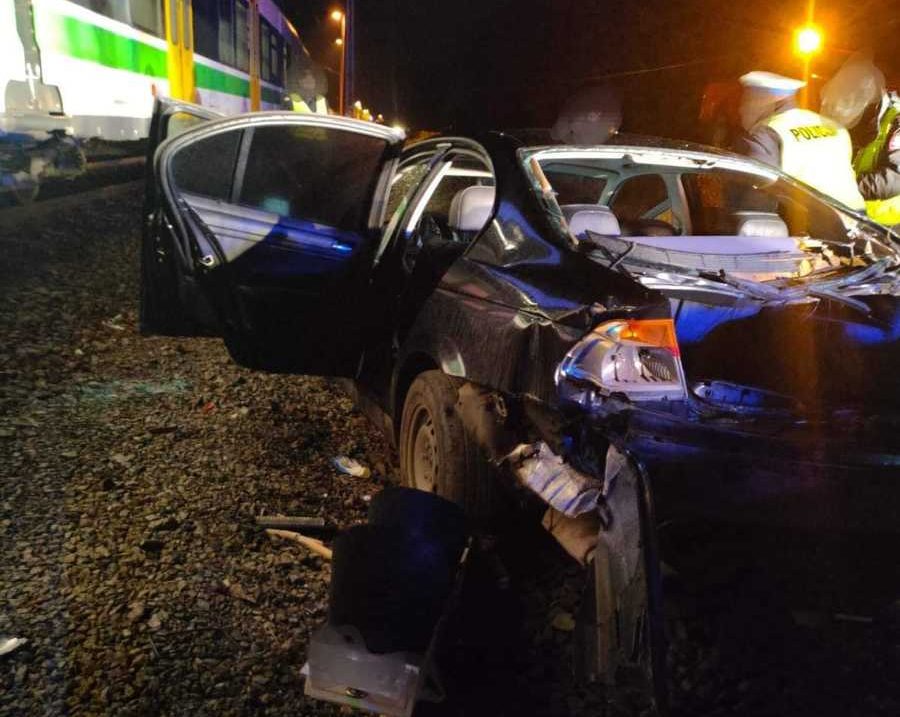 Пьяный беларус на BMW попал под поезд в Польше и убежал